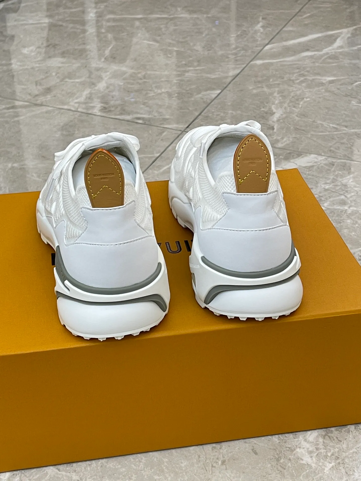 [L Home] Top P: 700💰 Size: 39-44 (customized at 38.45.46) LV Donkey Brand Louis Vuitton RUNNER TATIC new men's sneakers This LV Runner Tatic sneaker uses a whole piece of technical knitting to create an easy-to-take-off design, and then outlines the upper with cow leather trim. The LV logo on the side releases a dynamic atmosphere between the textures, the leather back strap is shaped like the handle fastener of the Louis Vuitton leather goods series, and the lightweight and wear-resistant two-tone rubber sole completes the whole. The toe and heel wrap details continue to provide comfortable fabric foot support, creating a stylish and stylish upper! Comes with full original packaging!